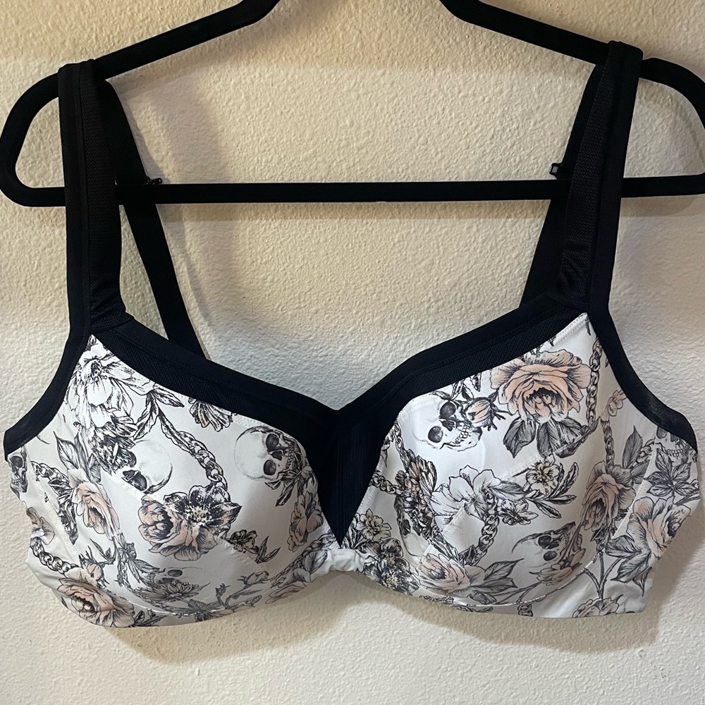 Torrid black and white skull pattern underwire athletic bra, size 44DD